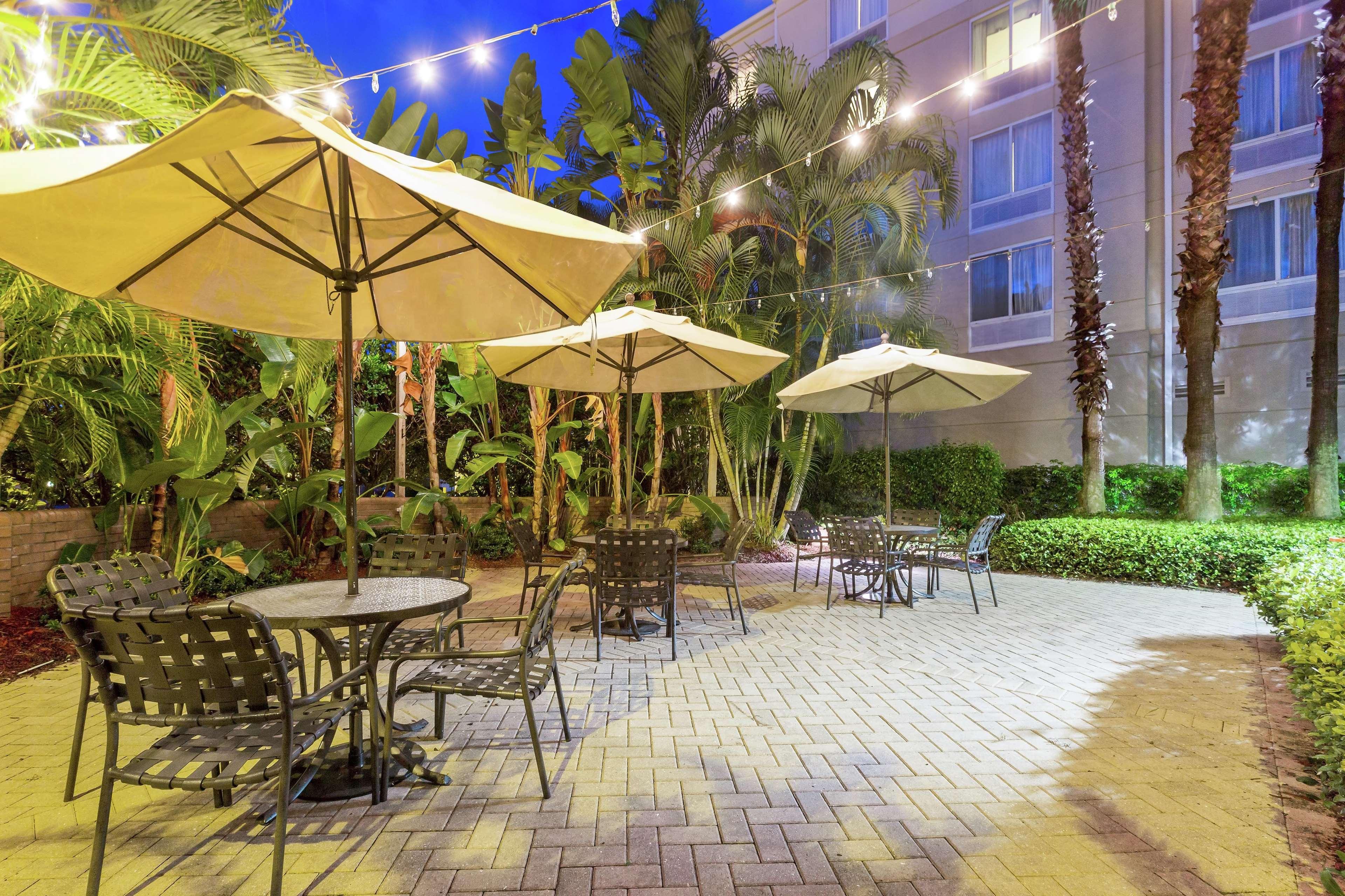 Hilton Garden Inn Форт Майерс Экстерьер фото